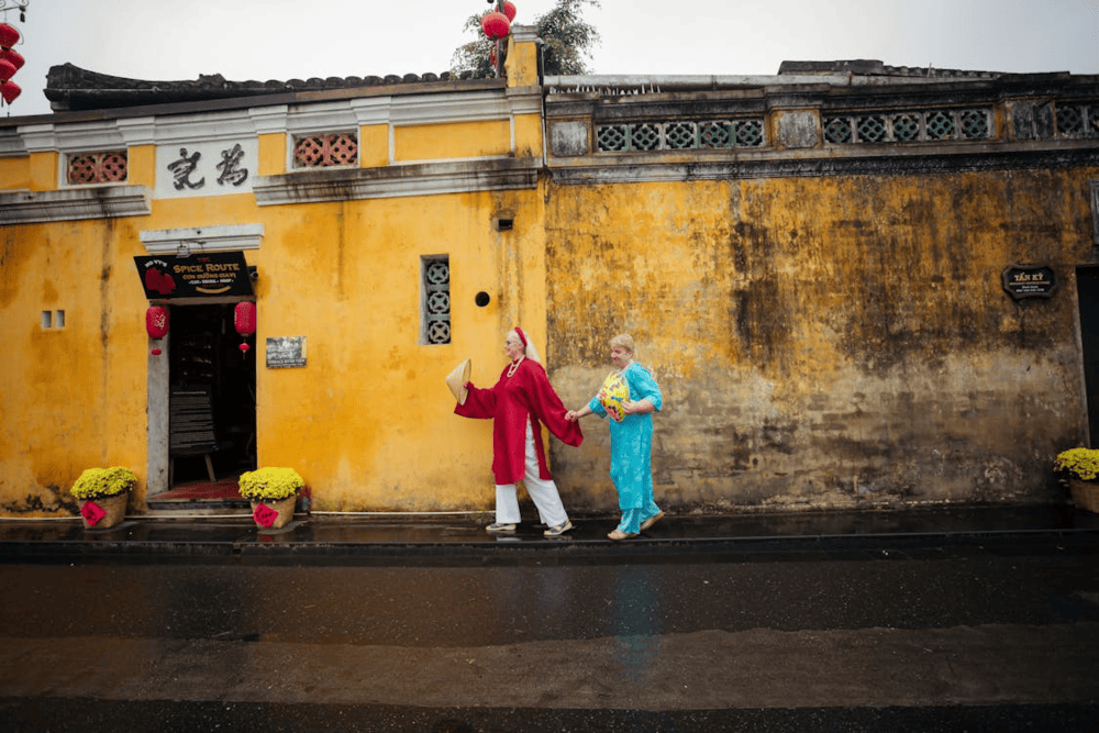 Visitors can experience renting ao dai at shops and strolling around the streets of Hoi An (Source: Pexels)